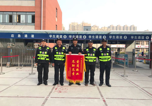 幸?；▓@小學(xué)和新立小學(xué)送錦旗